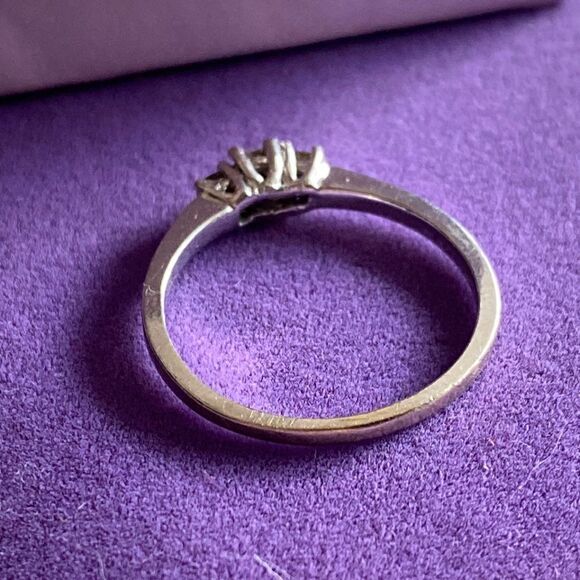 💛 14k Trilogy Diamond Ring - Picture 5 of 9